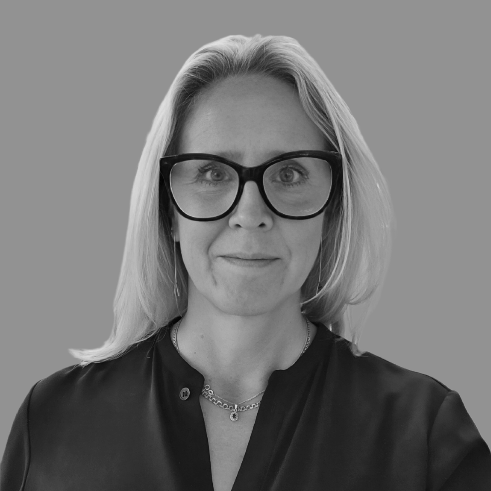 Kirsi-Hallberg Svartvitt porträtt av en blond kvinna med glasögon