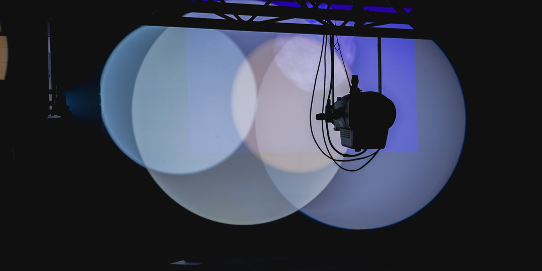 LLB-Expo-2024_10.jpg Ett svartvitt foto av några lampor.