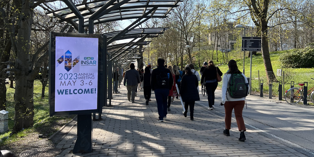 Digitala skyltar i pendeltågsbacken ner mot Stockholmsmässan.